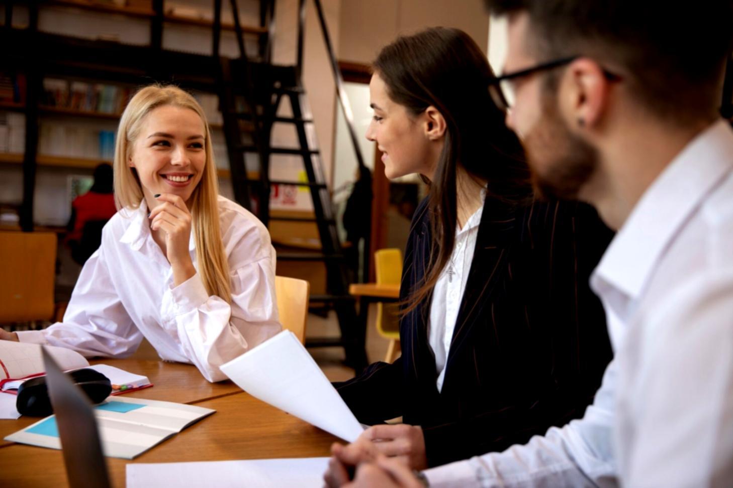 Bureau moderne et espace de travail collaboratif pour formations financières