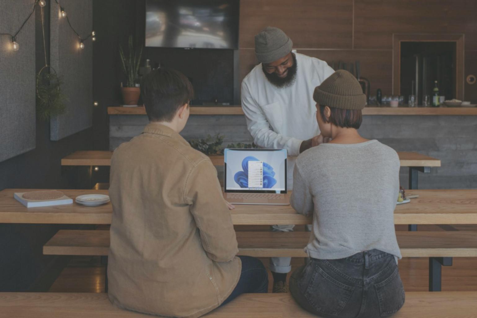 Analyse de données financières sur écran avec graphiques et tableaux