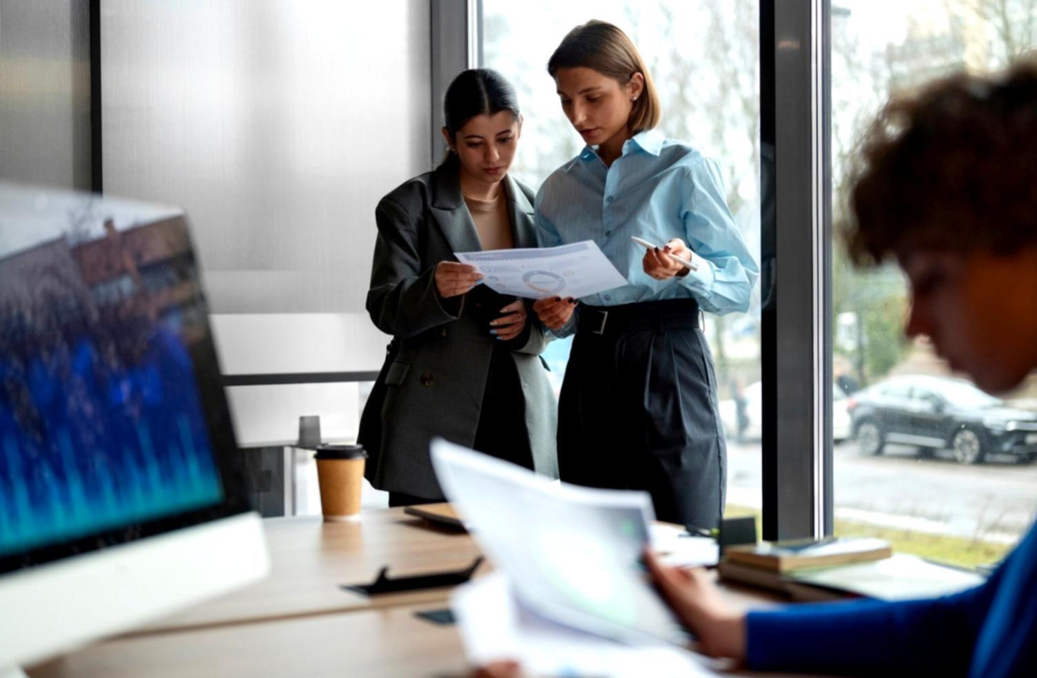 Équipe de travail collaboratif sur des analyses financières